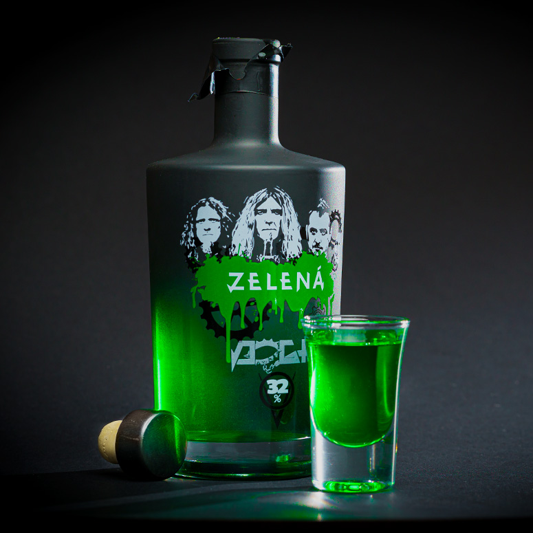 Potisk láhve Zelená. Unikátní gradientní nástřik černou barvou a následný sítotisk na skleněnou láhev alkoholu.