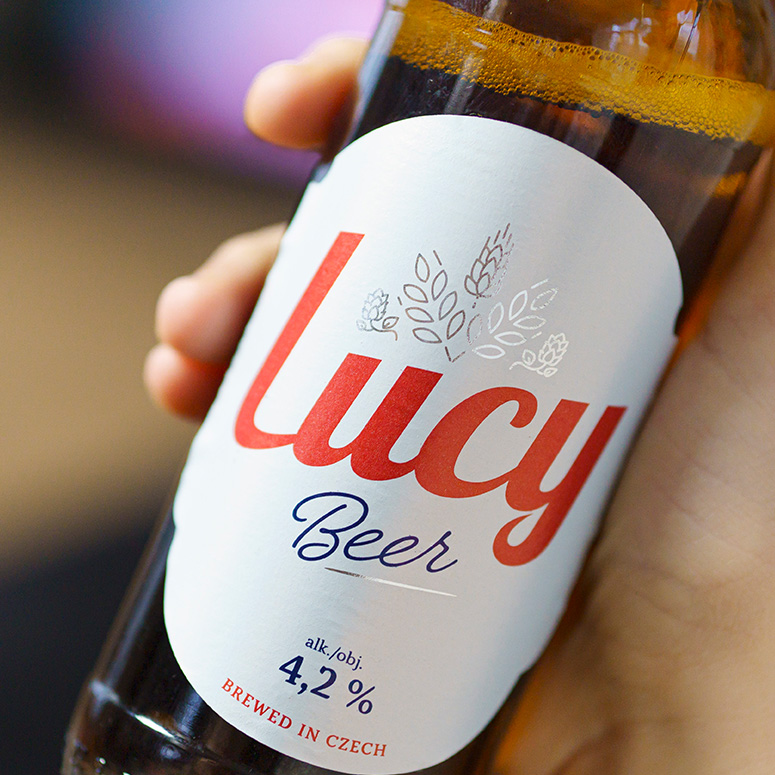 Realizovaný návrh etikety Lucy Beer se stříbrném odleskem