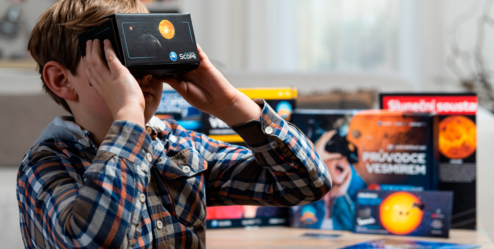Chlapec s kartonovými 3D brýlemi. Kartonové VR brýle (virtuální realita).