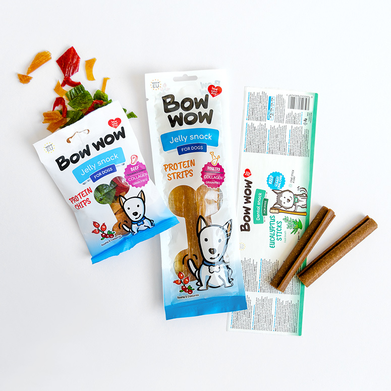 Portfolio obalů Bow Wow. Sáčky s průhledným okénkem na produkt a etiketa na dózu. Ukázka packaging designu.